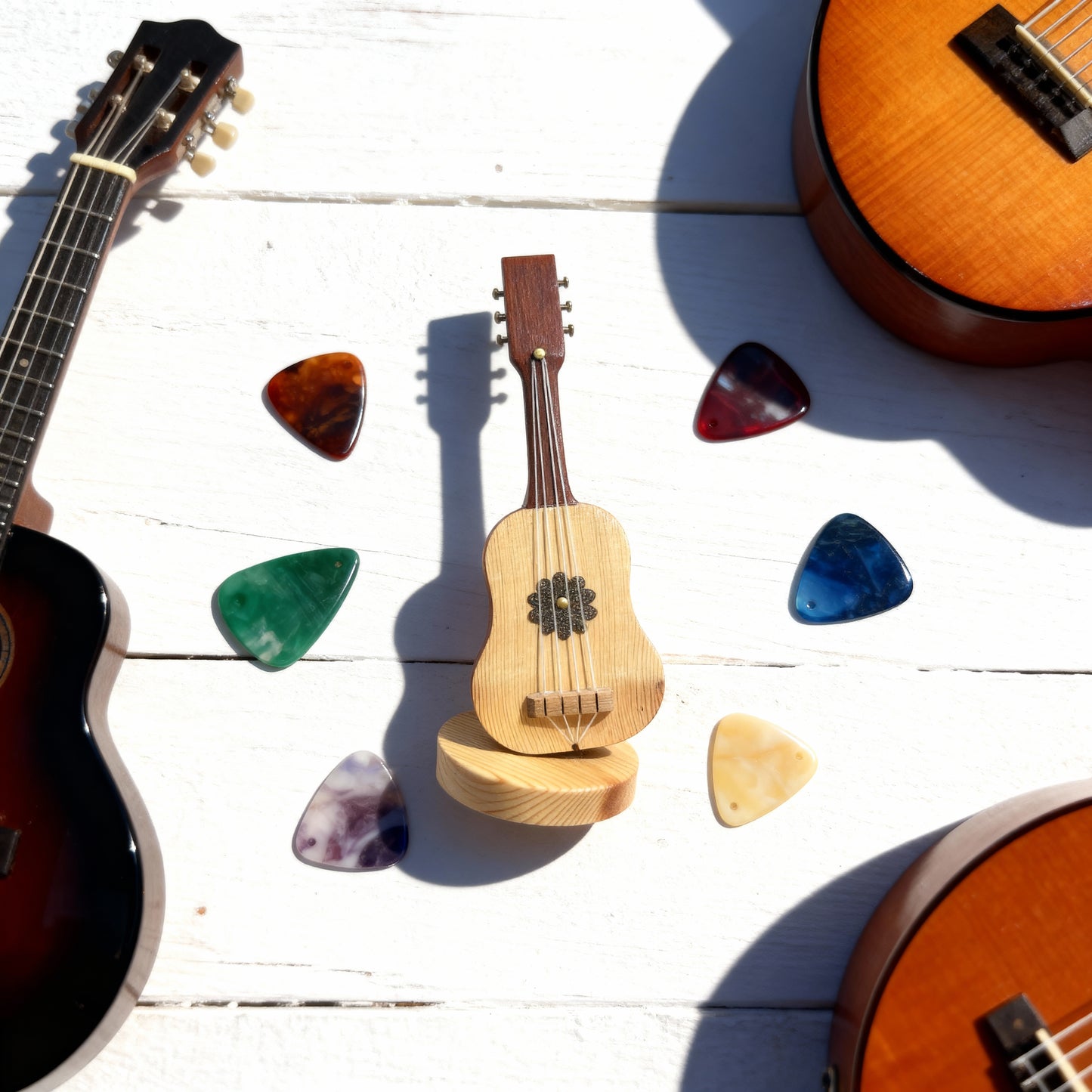 تمثال جيتار خشبي مصنوع يدويًا