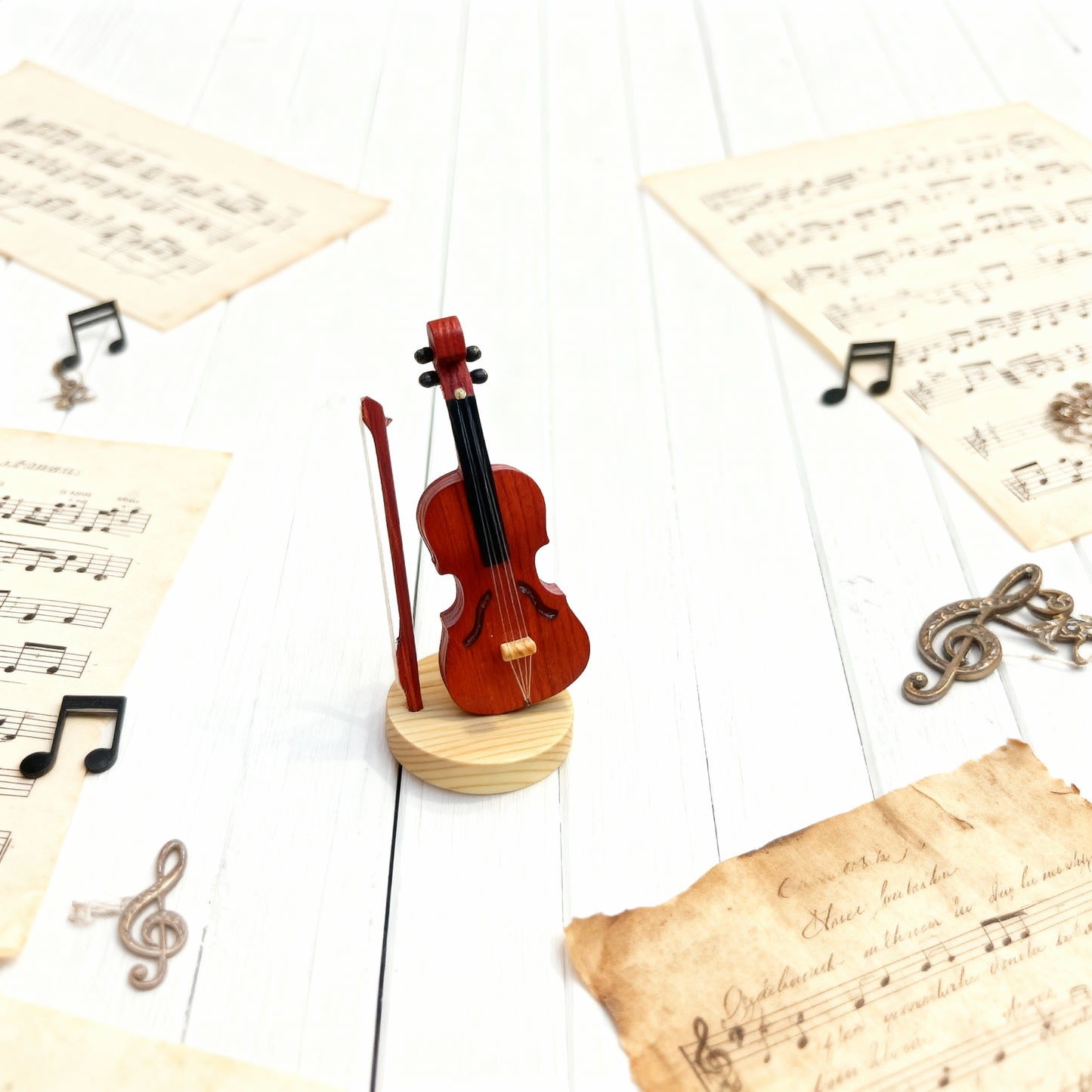 تمثال كمان خشبي مصنوع يدويًا