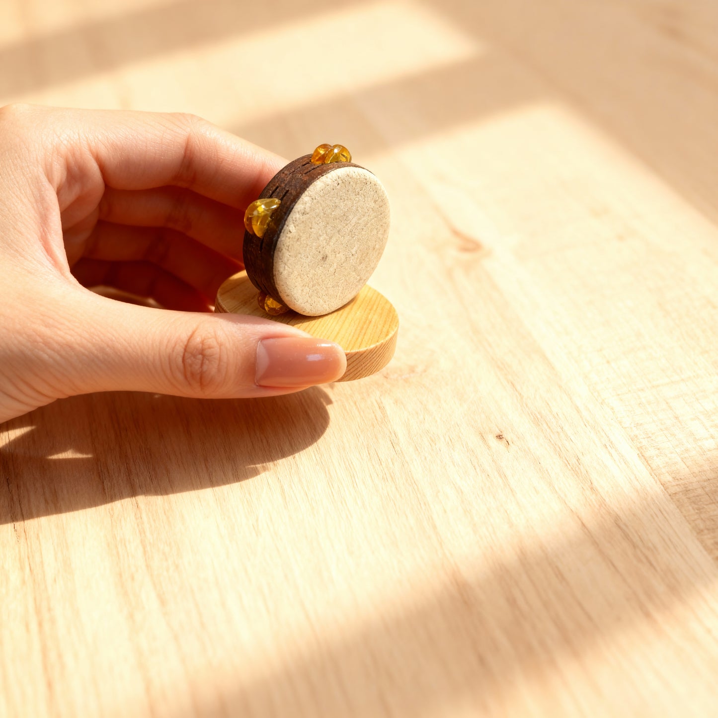 تمثال طبلة خشبي مصنوع يدويًا