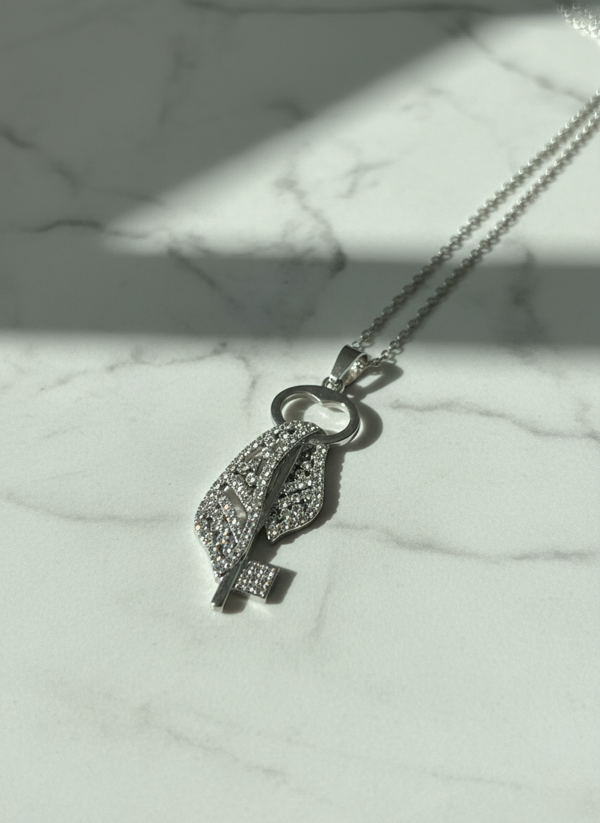 قلادة ذهبية مع مفتاح وقلادة كوفية صغيرة